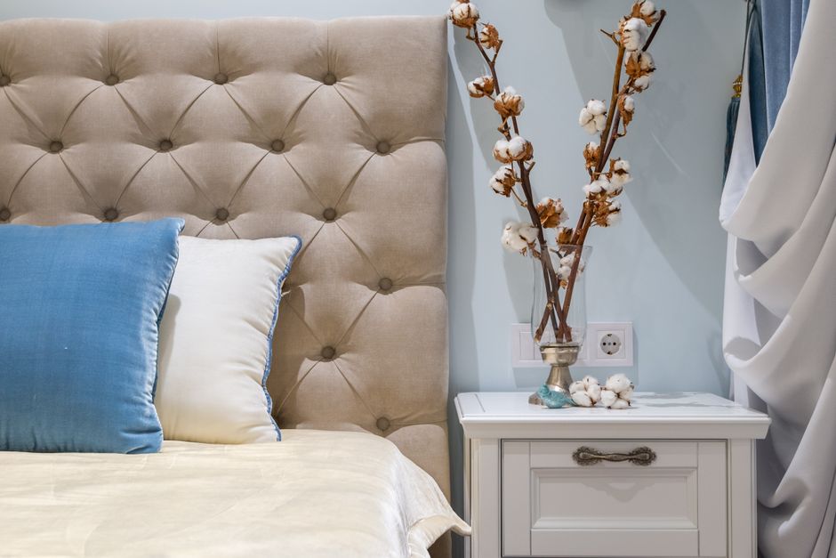 Zomerslaapkamer met cornflower blauwe gordijnen.
