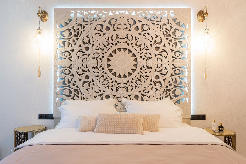 Gekleurde mandala gordijnen bij zonsondergang. Gekleurde mandala gordijnen bij zonsondergang.