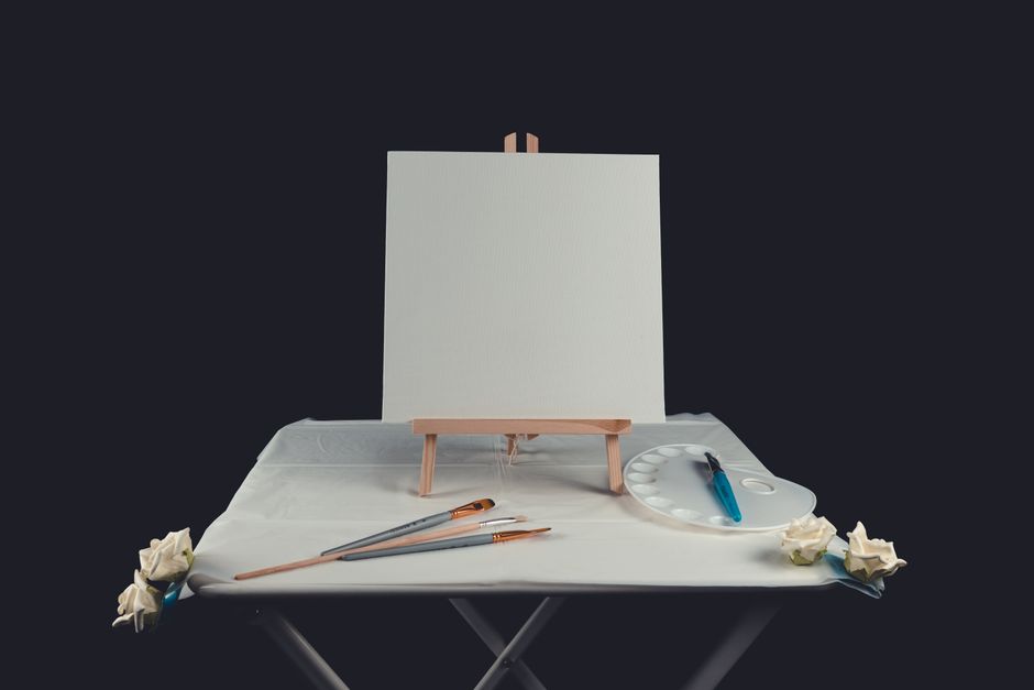 Buiten schilderij ezel te midden van groene tuin. Buiten schilderij ezel te midden van groene tuin.